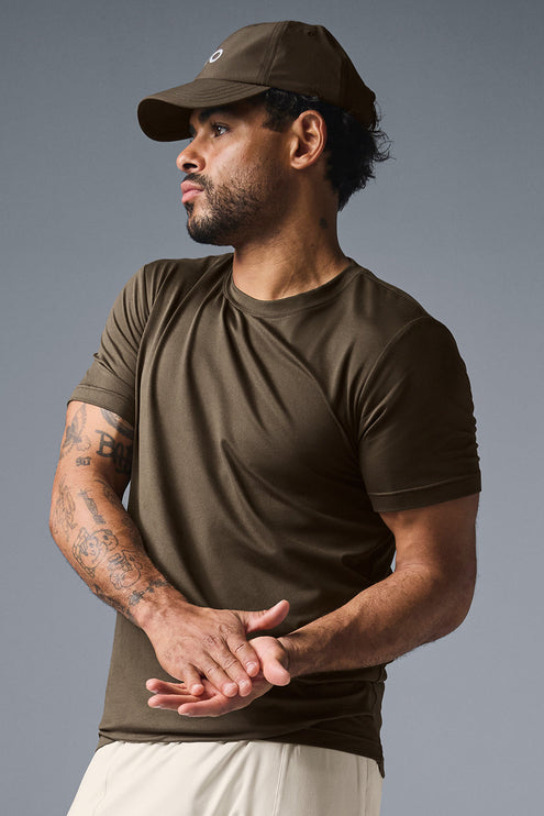 alo Men's Conquer Reform Crewneck Short Sleeve - Espresso