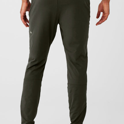 alo Men's Conquer React Performance Pant - Stealth Green