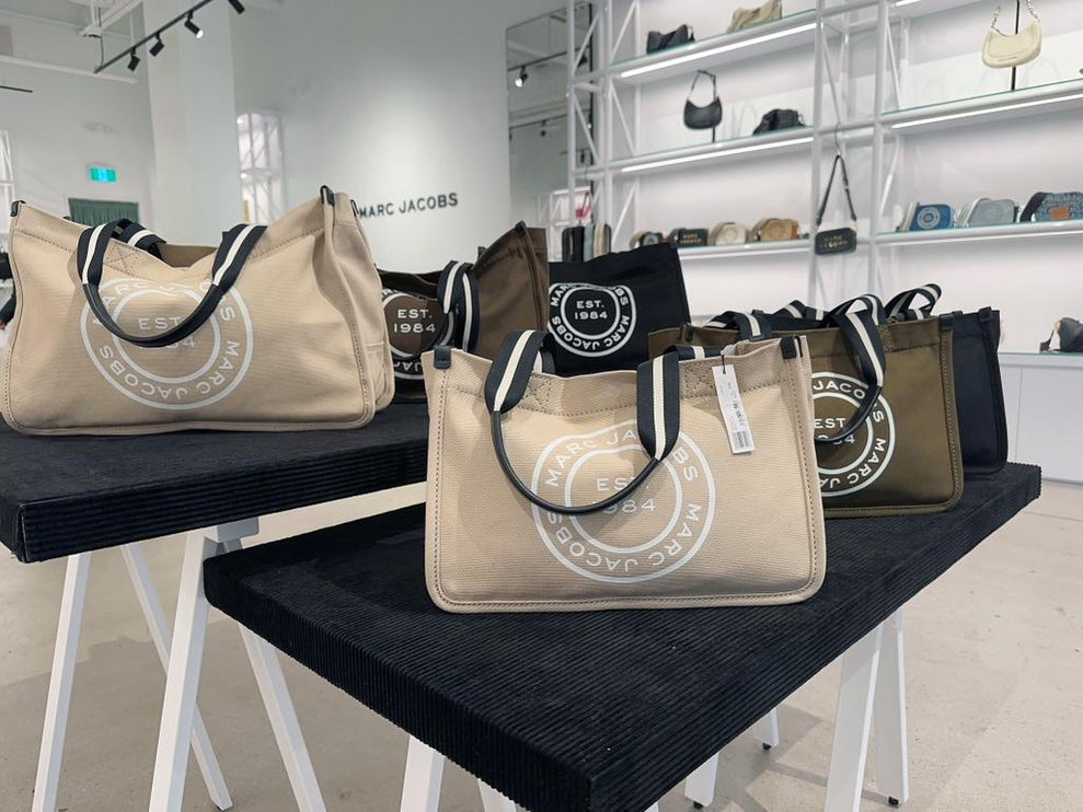 Marc Jacobs Women's Signet Canvas Large Tote Bag Black - Hemen Kargoda