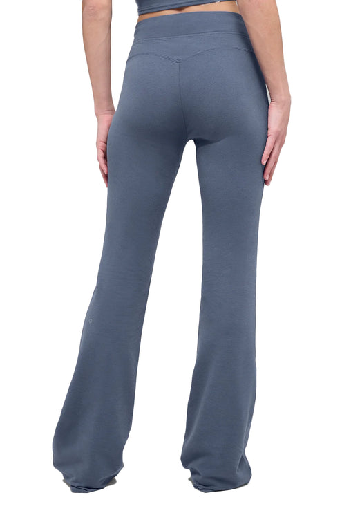 alo Women's Sway Bootcut Sweatpant Bluestone - Hemen Kargoda